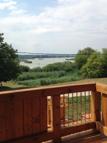 una vista desde la terraza de una cabaña con vistas al agua en Prémium Vendégház, en Zalaszentmihály