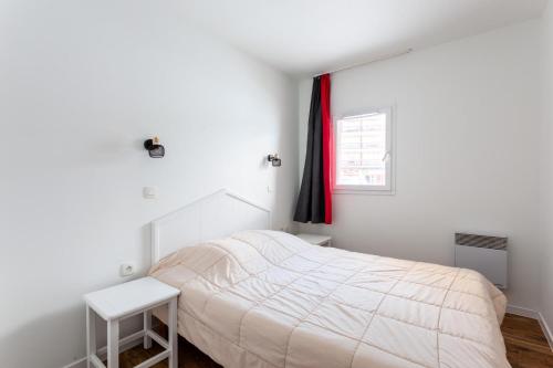 une chambre blanche avec un lit et une fenêtre dans l'établissement Résidence Le Thabor - maeva Home - Appartement 3 Pièces 6 Personnes - Sélection MAE-8464, à Le Désert