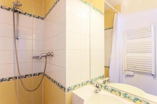 une salle de bain avec douche et lavabo dans l'établissement Résidence Le Thabor - maeva Home - Appartement 3 Pièces 6 Personnes - Sélection MAE-8464, à Le Désert