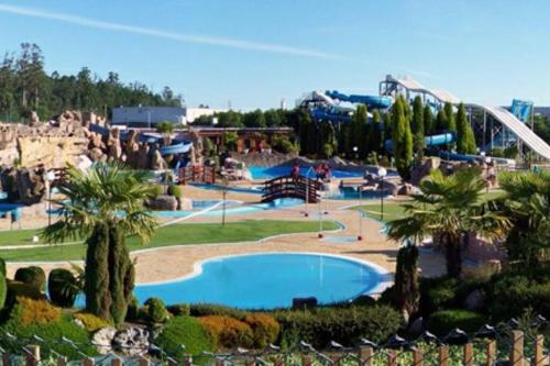 een uitzicht op een waterpark met een achtbaan bij Piso familiar próximo a Santiago de Compostela y La Coruña in Ordes