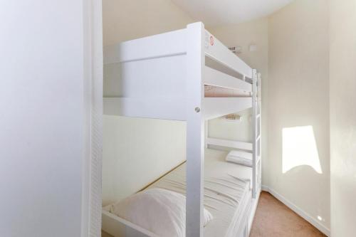 a white bunk bed in a small room at Résidence Quartier Falaise - maeva Home - Appartement 2 Pièces 7 Personnes - Sélection MAE-0584 in Avoriaz
