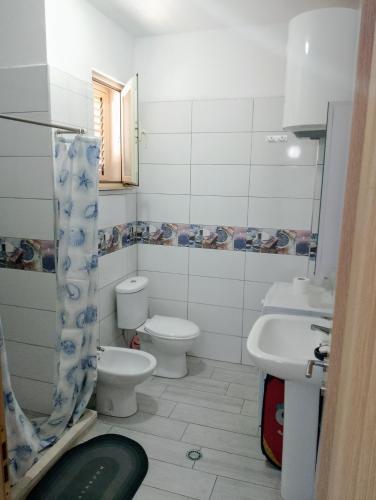 een badkamer met een toilet en een wastafel bij ASHLEY APARTMENTS in Durrës