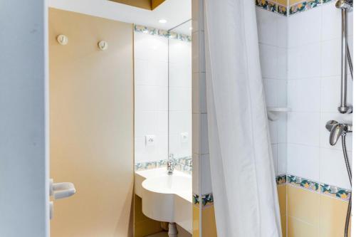 a bathroom with a sink and a shower at Résidence Quartier Falaise - maeva Home - Appartement 2 Pièces 7 Personnes - Sélection MAE-0584 in Avoriaz
