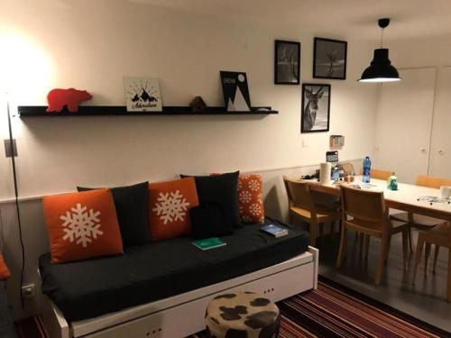 - un salon avec un canapé et une table à manger dans l'établissement Résidence Quartier Falaise - maeva Home - Appartement 2 pièces 7 personnes - Sélection MAE-9894, à Avoriaz