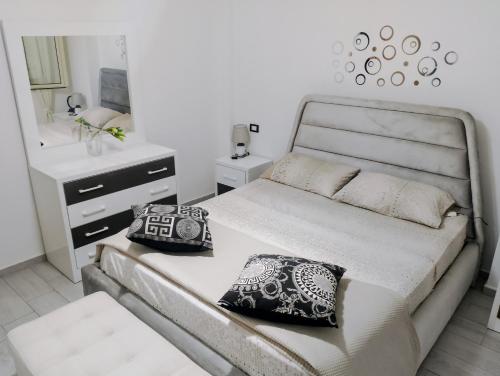 um quarto com uma cama com duas almofadas em ASHLEY APARTMENTS em Durrës
