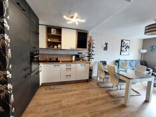 une cuisine et une salle à manger avec une table et des chaises dans l'établissement Residence Du Temple - Spacieux et fonctionnel ! MAE-2731, à Aix-les-Bains