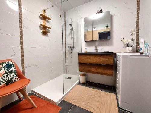 La salle de bains est pourvue d'une douche, d'un lavabo et d'un réfrigérateur. dans l'établissement Residence Du Temple - Spacieux et fonctionnel ! MAE-2731, à Aix-les-Bains