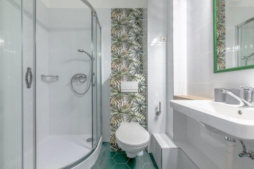 uma casa de banho com um chuveiro, um WC e um lavatório. em Penzion Pokorny em Jablonec nad Nisou