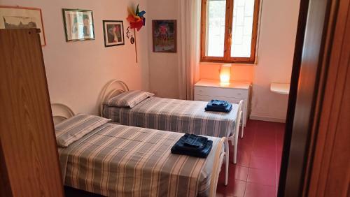 Postel nebo postele na pokoji v ubytování Villa a due passi dal mare Marina18