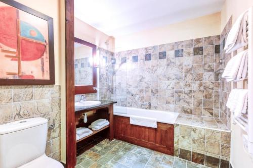 une salle de bain avec une baignoire, un lavabo et des toilettes dans l'établissement Résidence Les Arcs 1950 Le Village - maeva Home - Appartement 2 pièces 4 personnes - Sélection MAE-0524, à Bourg-Saint-Maurice