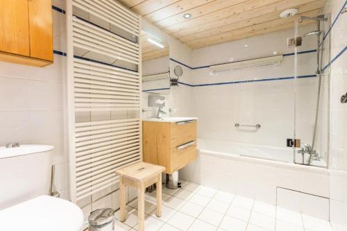 une salle de bain avec un lavabo, une baignoire et des toilettes dans l'établissement Résidence Les Fermes de Méribel - maeva Home - Appartement 3 pièces 6 personnes - Sélection MAE-7404, à Les Allues