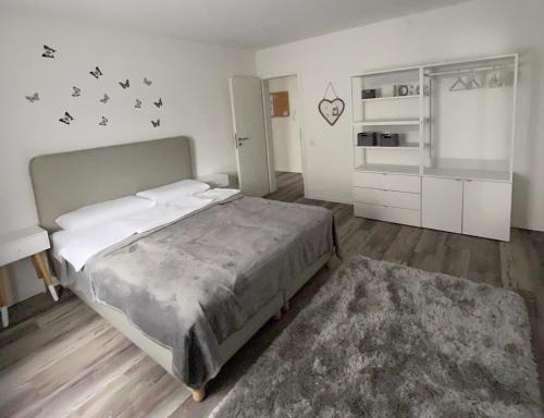 巴林根的住宿－FeWo Apart，一间卧室配有一张大床和地毯。