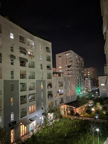 um grande edifício de apartamentos à noite numa cidade em Tirana Guest Apartment em Tirana