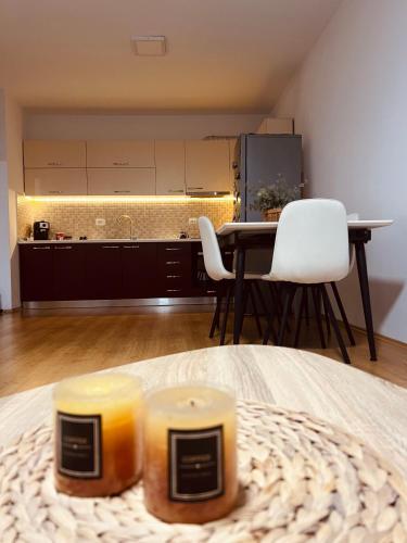 um quarto com uma mesa com duas velas sobre uma mesa em Tirana Guest Apartment em Tirana
