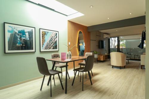 a dining room with a table and chairs at Primera Parada By Wynwood House in Lima