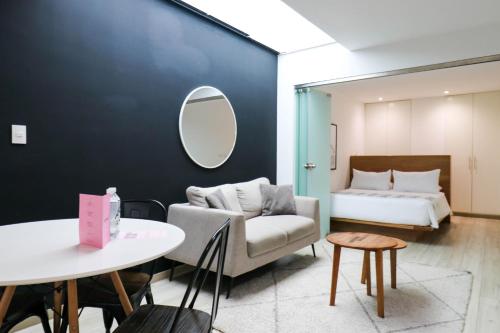 a living room with a couch and a bed at Primera Parada By Wynwood House in Lima