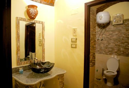 Ένα μπάνιο στο Hadouta Masreya Nubian Guest House