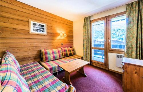 une chambre avec un canapé, une table et une fenêtre dans l'établissement Quartier Crève Cœur - maeva Home - Studio 4 Personnes Confort MAE-7454, à Valmorel
