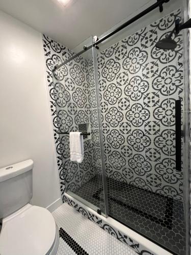 a bathroom with a shower and a toilet at Anaheim Maingate Inn in Anaheim