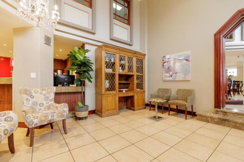 a lobby with chairs and a table and a counter at Parque del Lago Boutique Hotel in San José