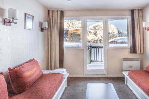 a living room with a couch and a window at Résidence Quartier Falaise - maeva Home - Appartement 2 Pièces 6 Personnes 854 in Avoriaz