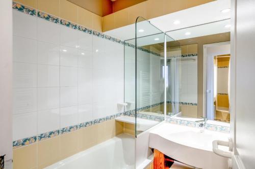 bagno con lavandino e specchio di Résidence Quartier Falaise - maeva Home - Appartement 2 Pièces 6 Personnes 854 ad Avoriaz