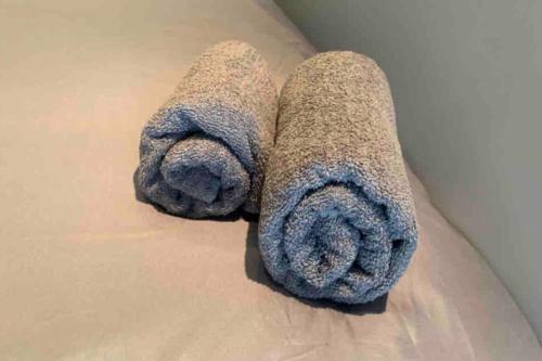 un par de toallas en el costado de un coche en Guest Suite Enfield, en Enfield