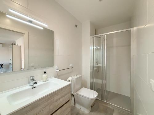 y baño con aseo, lavabo y ducha. en Clauhomes Suite Center, en Tarragona