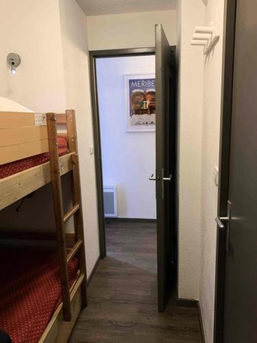- une porte ouverte menant à une chambre avec des lits superposés dans l'établissement Résidence Les Ravines - maeva Home - Studio 4 Personnes - Sélection MAE-4524, à Les Allues