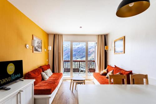 un salon avec un canapé et une table dans l'établissement Résidence Le Thabor - maeva Home - Appartement 3 pièces 6 personnes - Sélection MAE-4944, à Le Désert