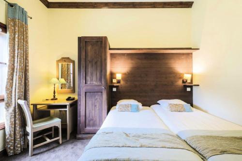 - une chambre avec un lit, un bureau et un lit dans l'établissement Résidence Les Arcs 1950 Le Village - maeva Home - Appartement 2 pièces 6 personnes - Sélection MAE-6904, à Bourg-Saint-Maurice