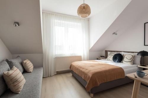 Postel nebo postele na pokoji v ubytování WILLA MAGNOLIA - Apartamenty i Pokoje - ROWERY, POKÓJ ZABAW, KAWA Z EKSPRESU
