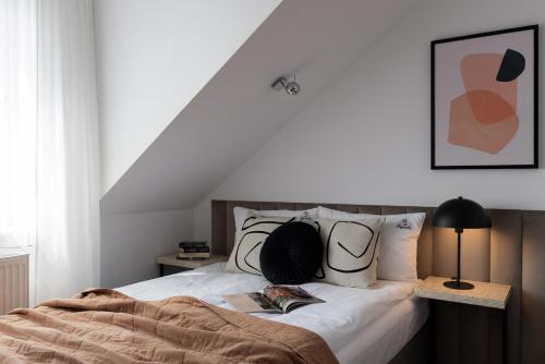 Postel nebo postele na pokoji v ubytování WILLA MAGNOLIA - Apartamenty i Pokoje - ROWERY, POKÓJ ZABAW, KAWA Z EKSPRESU