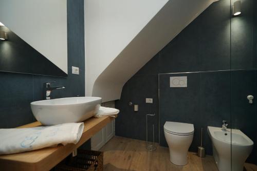 een badkamer met een wastafel en een toilet bij Les pieds dans l'eau Vernazza in Vernazza