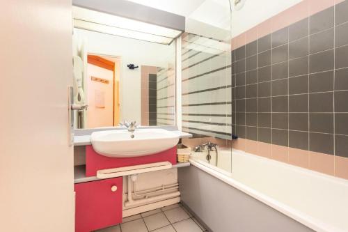 une salle de bain avec un lavabo et un miroir dans l'établissement Résidences quartier Charmettoger - maeva Home - Appartement 2 pièces 5 personnes - Budget MAE-1884, à Arc 1800