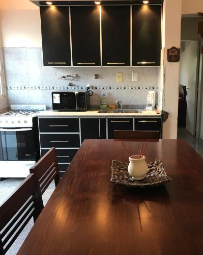 蒂諾加斯塔的住宿－Urqu-Pacha Alojamiento，厨房配有木桌和碗
