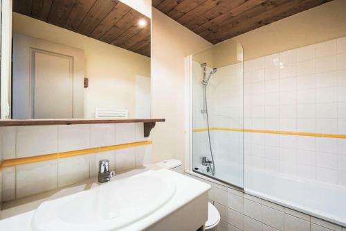 une salle de bain avec un lavabo et une douche dans l'établissement Quartier La Forêt - maeva Home - Appartement 2 pièces 6 personnes - Sélection MAE-6114, à Valmorel