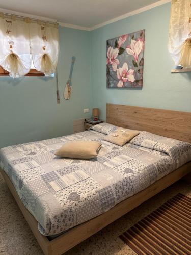 duże łóżko w sypialni z 2 poduszkami w obiekcie Stella di Mare - 20 mt dalla spiaggia w mieście San Vincenzo