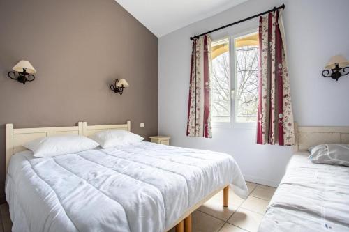 une chambre avec deux lits et une fenêtre dans l'établissement Village Le Rouret - maeva Home - Maison 2 Pièces 5 Personnes - Sélection MAE-6354, à Grospierres