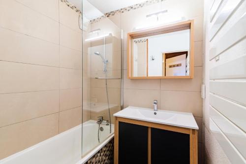 une salle de bain avec un lavabo et une douche dans l'établissement Résidences quartier Charmettoger - maeva Home - Appartement 2 pièces 5 personnes - Sélection MAE-6324, à Arc 1800