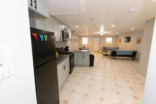 Bright 2-Bed Haven Close to NYC廚房或簡易廚房