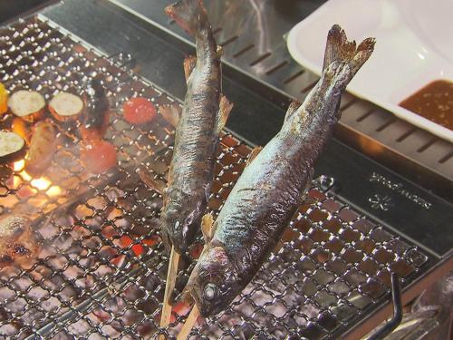 einen Grill mit drei Fischen darüber in der Unterkunft Riverside Glamping Kamiseno - Vacation STAY 92770v in Hiroshima