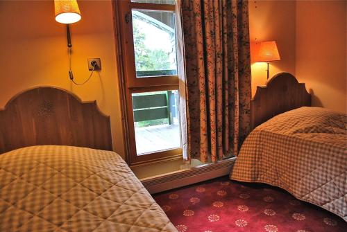 une chambre avec deux lits et une fenêtre dans l'établissement Résidence Les Arcs 1950 Le Village - maeva Home - Appartement 3 pièces 6 personnes - Confort MAE-5624, à Bourg-Saint-Maurice