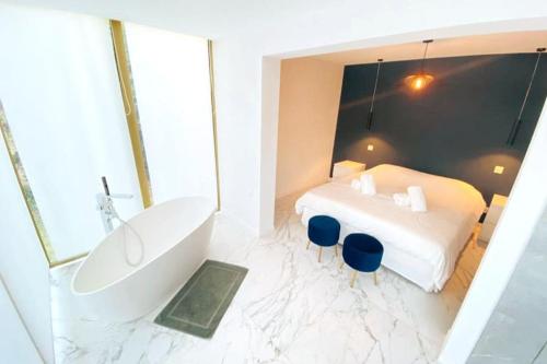 Galeriebild der Unterkunft Absolute calm, modern, terrasse, garden & pool in Le Cannet