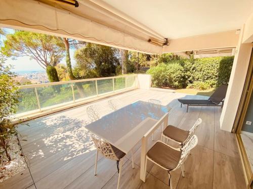 Galeriebild der Unterkunft Absolute calm, modern, terrasse, garden & pool in Le Cannet