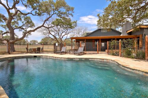 Πισίνα στο ή κοντά στο Tree House Bungalow @ Bergheim Ranch