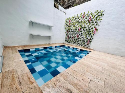 uma piscina com uma parede de garrafas de vinho em CASA HONDANA em Honda
