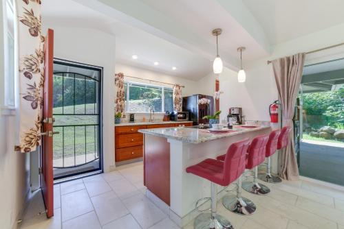 Una cocina o zona de cocina en Bright Haiku Studio Patio and Rainforest View