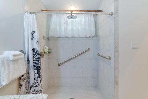 Un baño de Bright Haiku Studio Patio and Rainforest View
