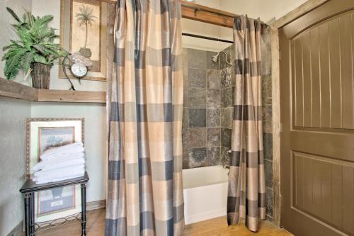 een badkamer met een douchegordijn en een bad bij Tree House Bungalow @ Bergheim Ranch in Bergheim